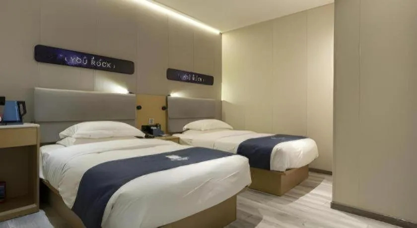 Bed in Echarm Hotel Shanghai North Bund Tilanqiao Metro Station