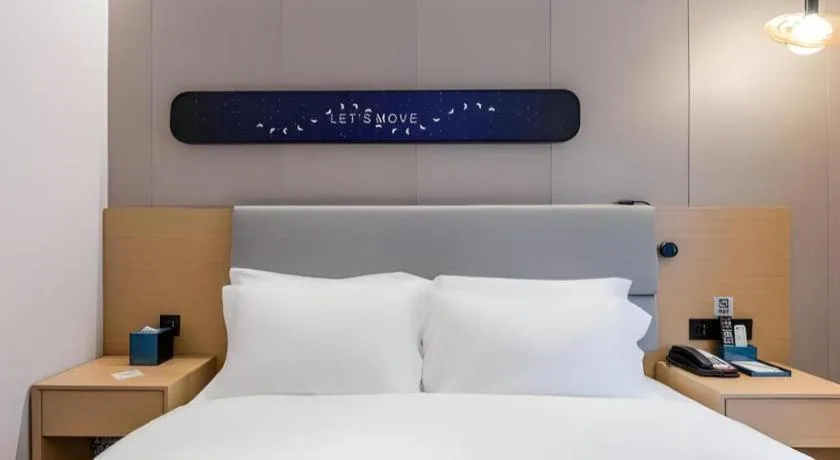 Bed in Echarm Hotel Shanghai North Bund Tilanqiao Metro Station