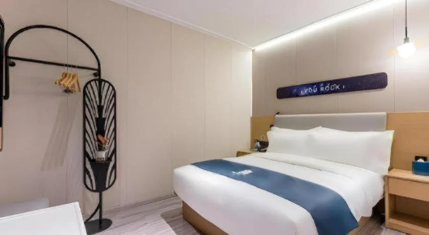 Bed in Echarm Hotel Shanghai North Bund Tilanqiao Metro Station