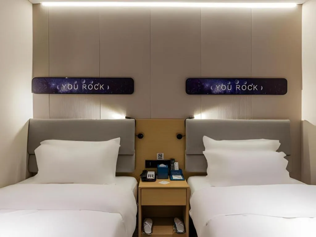 Bed in Echarm Hotel Shanghai North Bund Tilanqiao Metro Station