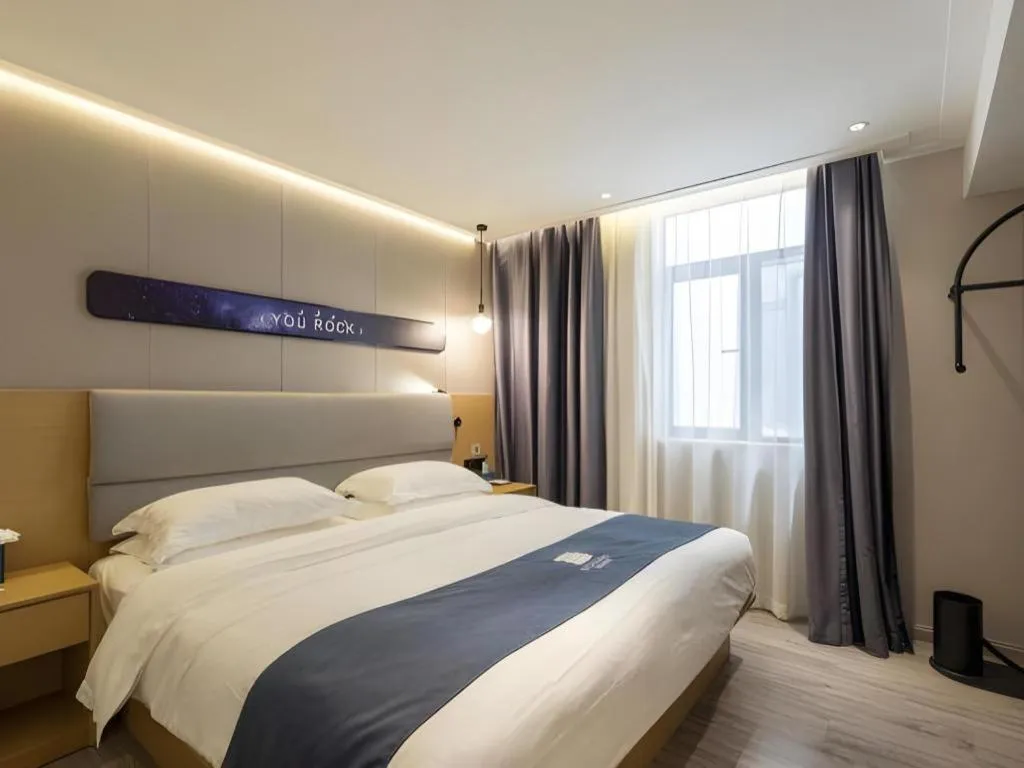 Bed in Echarm Hotel Shanghai North Bund Tilanqiao Metro Station