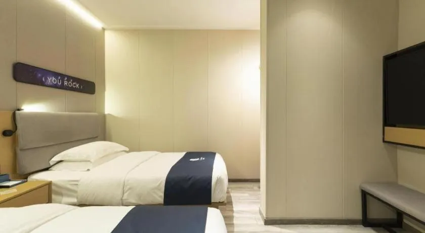 Bed in Echarm Hotel Shanghai North Bund Tilanqiao Metro Station