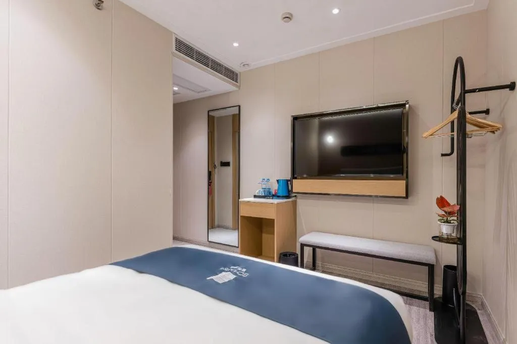 Bed in Echarm Hotel Shanghai North Bund Tilanqiao Metro Station