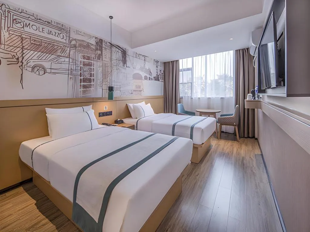 Bed in City Comfort Inn Wuzhou Sanqi City Rose Lake Park