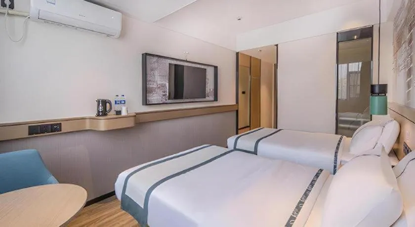 Bed in City Comfort Inn Wuzhou Sanqi City Rose Lake Park