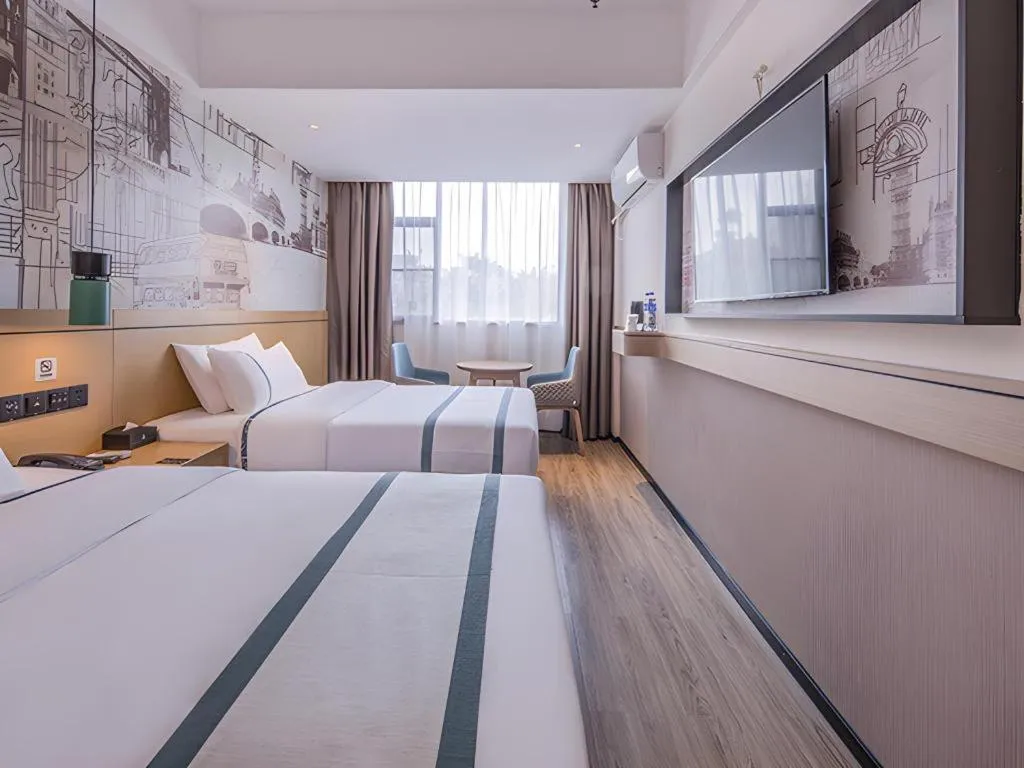 Bed in City Comfort Inn Wuzhou Sanqi City Rose Lake Park