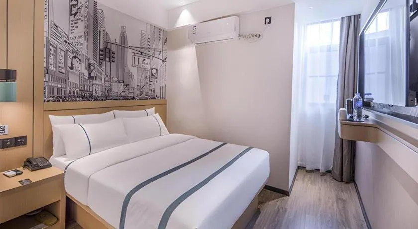 Bed in City Comfort Inn Wuzhou Sanqi City Rose Lake Park