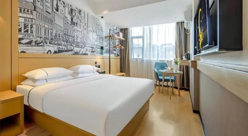 Bed in City Comfort Inn Wuzhou Sanqi City Rose Lake Park