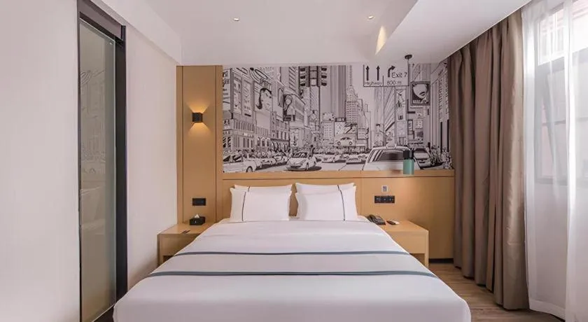 Bed in City Comfort Inn Wuzhou Sanqi City Rose Lake Park