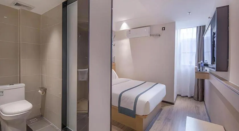 Bed in City Comfort Inn Wuzhou Sanqi City Rose Lake Park