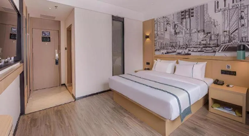 Bed in City Comfort Inn Wuzhou Sanqi City Rose Lake Park