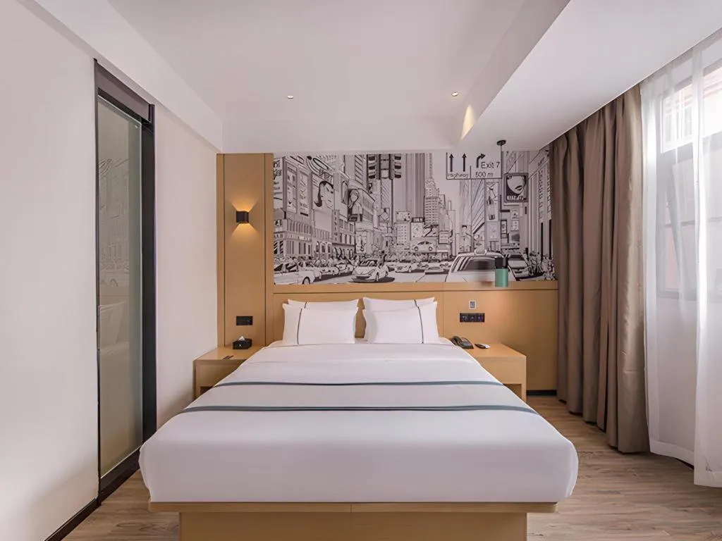 Bed in City Comfort Inn Wuzhou Sanqi City Rose Lake Park