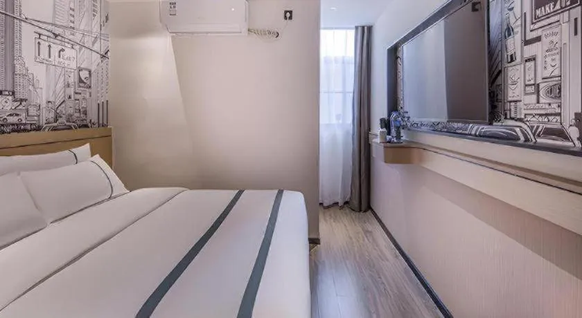 Bed in City Comfort Inn Wuzhou Sanqi City Rose Lake Park