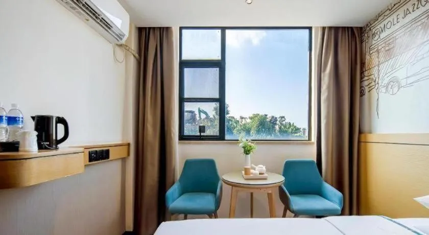 Bed in City Comfort Inn Wuzhou Sanqi City Rose Lake Park