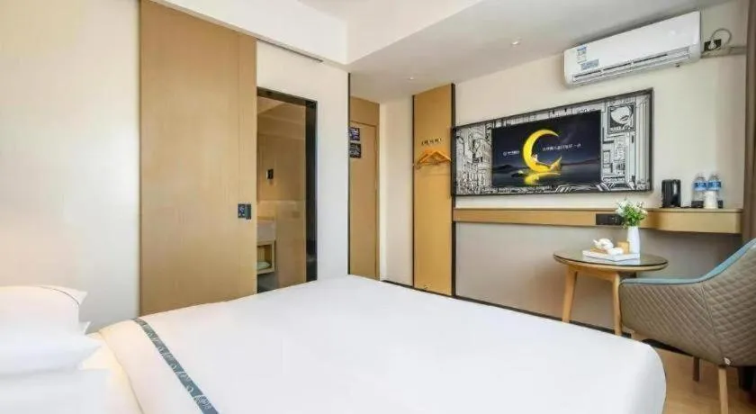 Bed in City Comfort Inn Wuzhou Sanqi City Rose Lake Park