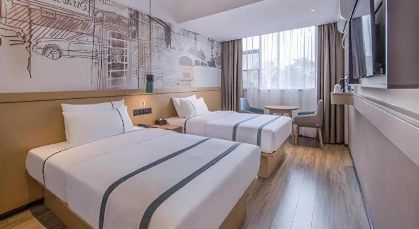 Bed in City Comfort Inn Wuzhou Sanqi City Rose Lake Park