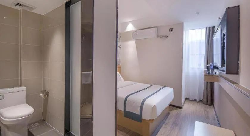 Bed in City Comfort Inn Wuzhou Sanqi City Rose Lake Park