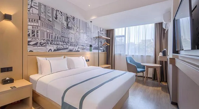 Bed in City Comfort Inn Wuzhou Sanqi City Rose Lake Park