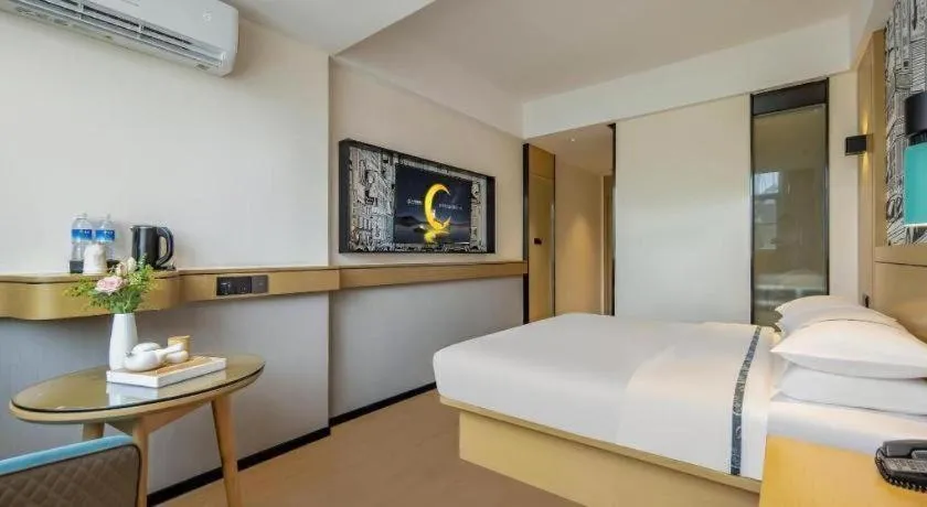 Bed in City Comfort Inn Wuzhou Sanqi City Rose Lake Park