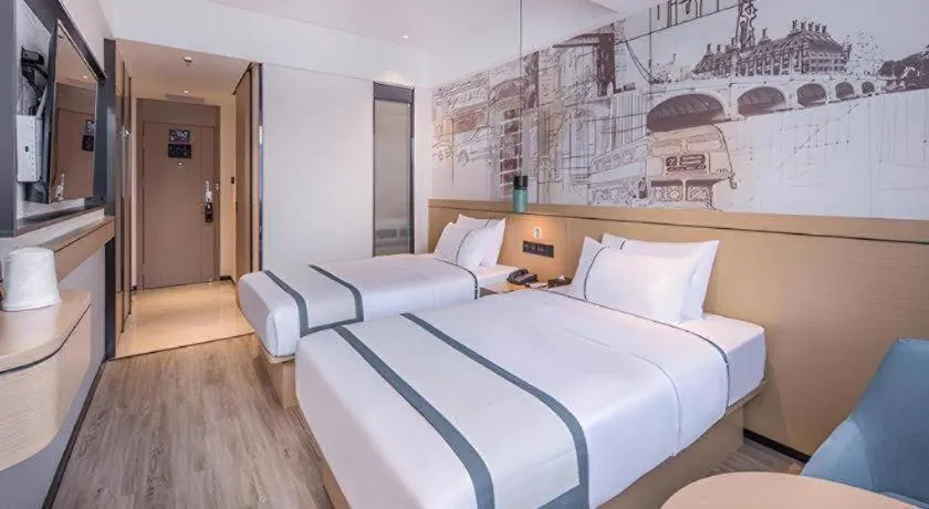 Bed in City Comfort Inn Wuzhou Sanqi City Rose Lake Park