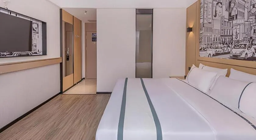 Bed in City Comfort Inn Wuzhou Sanqi City Rose Lake Park