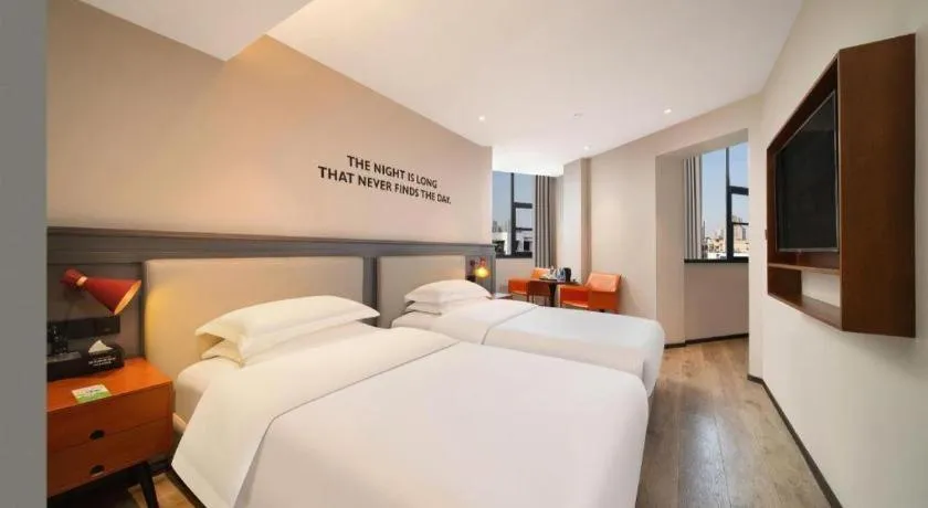 Bed in Premier City Comfort Hotel Wuhan Yellow Crane Shouyi Road Metro Station