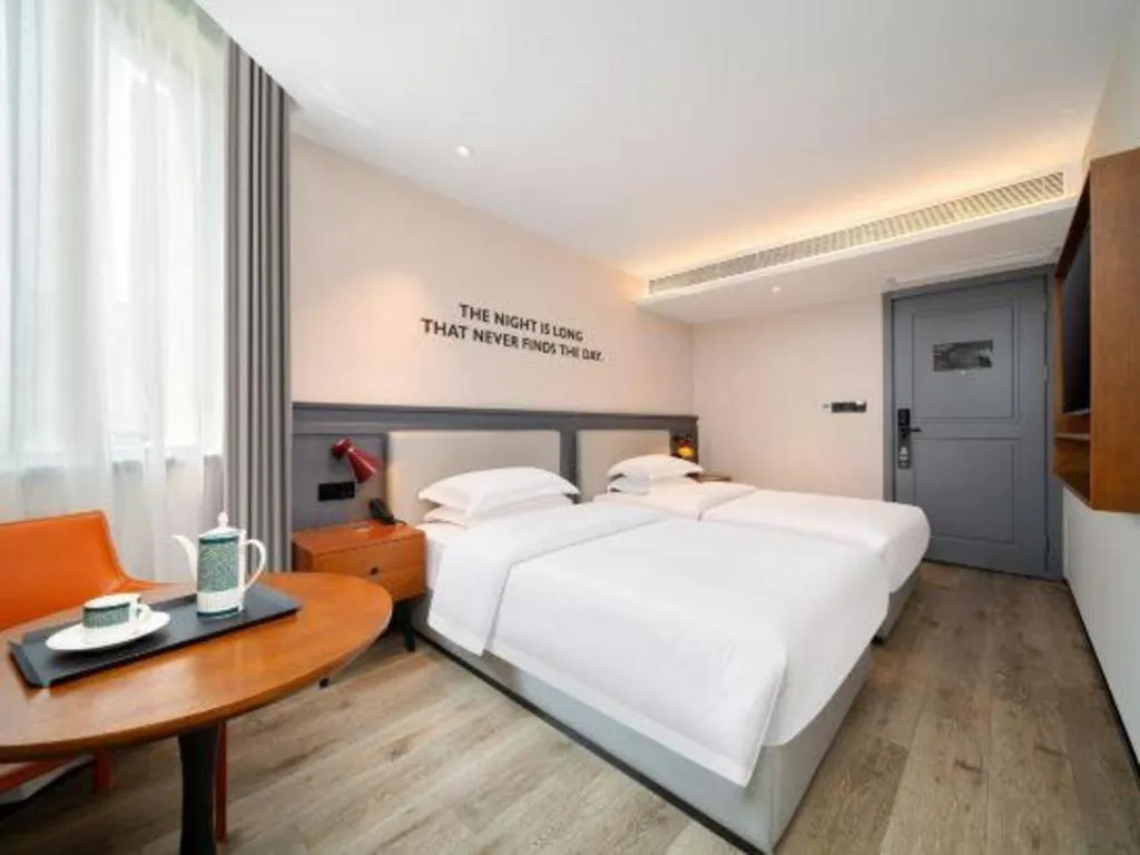 Bed in Premier City Comfort Hotel Wuhan Yellow Crane Shouyi Road Metro Station