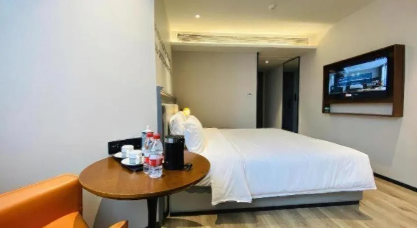 Bed in Premier City Comfort Hotel Wuhan Yellow Crane Shouyi Road Metro Station