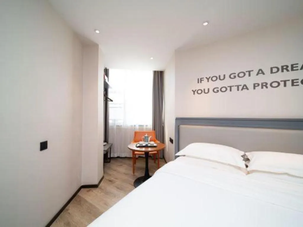 Bed in Premier City Comfort Hotel Wuhan Yellow Crane Shouyi Road Metro Station