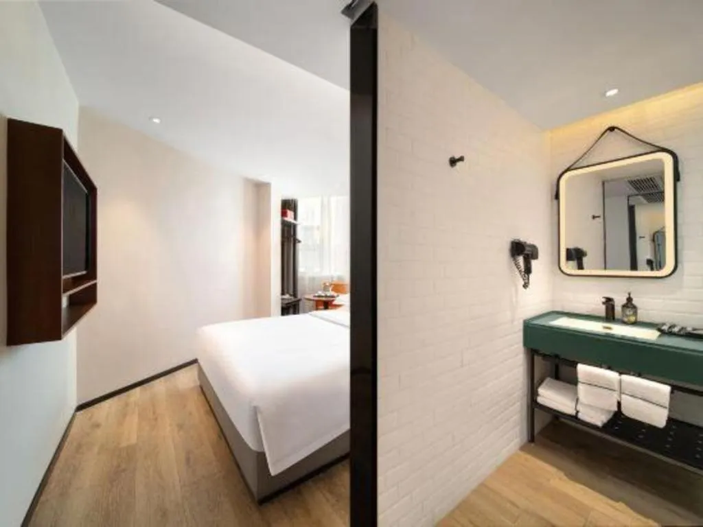 Bed in Premier City Comfort Hotel Wuhan Yellow Crane Shouyi Road Metro Station