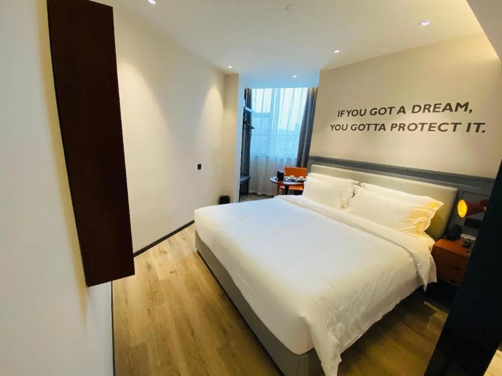 Bed in Premier City Comfort Hotel Wuhan Yellow Crane Shouyi Road Metro Station