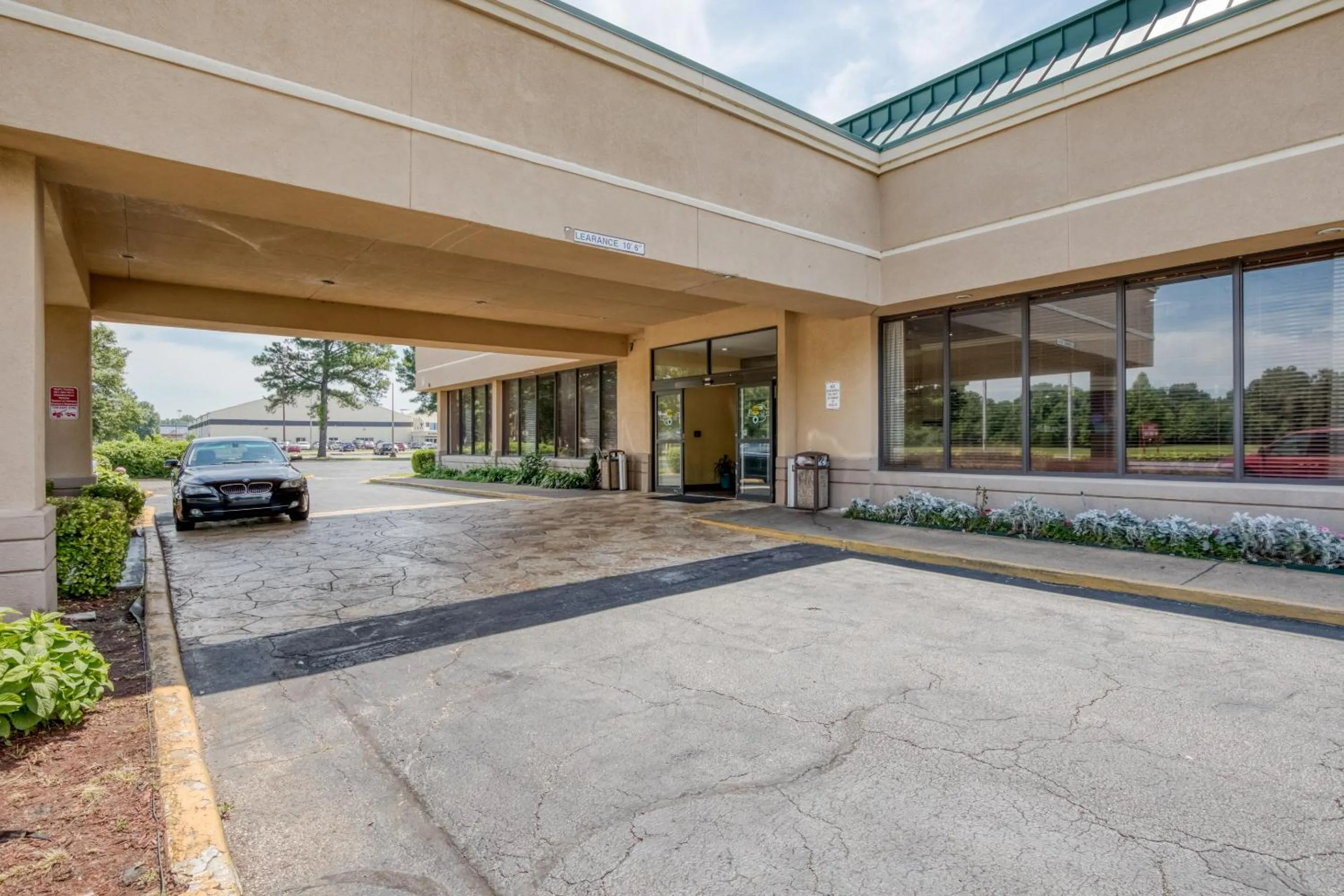 Facade/entrance in OYO Hotel Memphis TN I-40