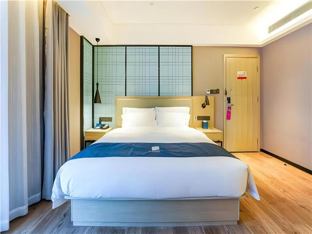 Bed in Echarm Hotel Suzhou Shengze Oriental Extile City