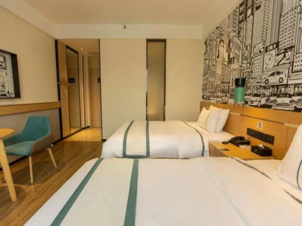 Bed in City Comfort Inn Shaoguan Biguiyuan Phoenix City Gold Village