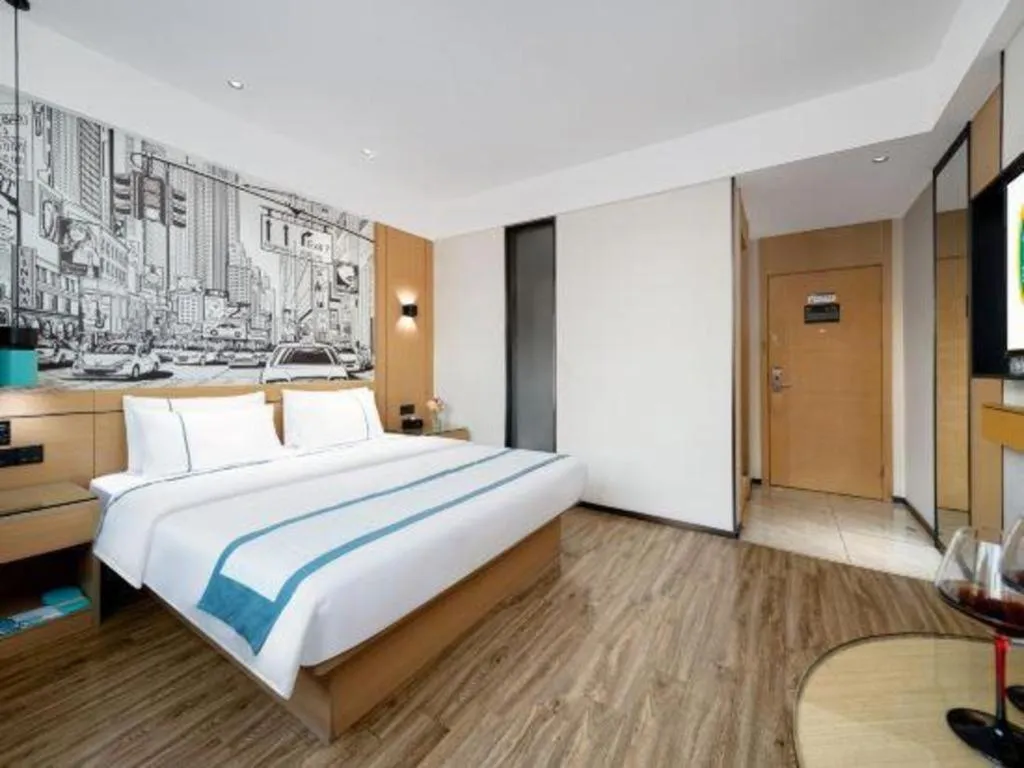 Bed in City Comfort Inn Shaoguan Biguiyuan Phoenix City Gold Village
