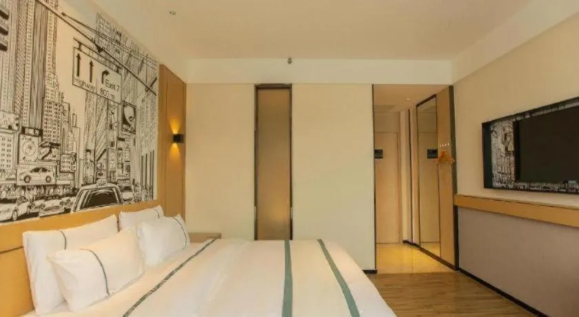 Bed in City Comfort Inn Shaoguan Biguiyuan Phoenix City Gold Village