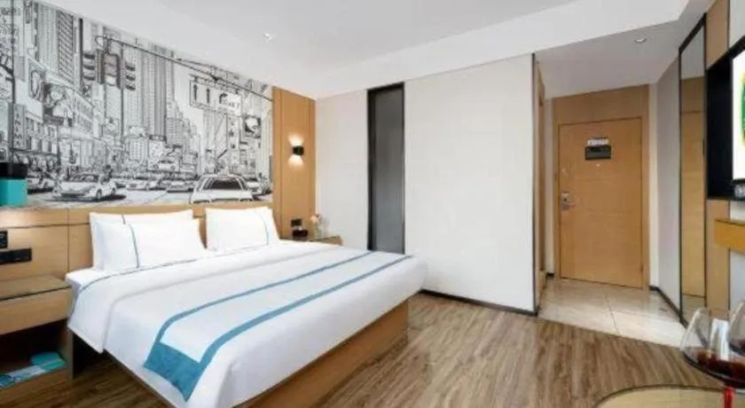 Bed in City Comfort Inn Shaoguan Biguiyuan Phoenix City Gold Village