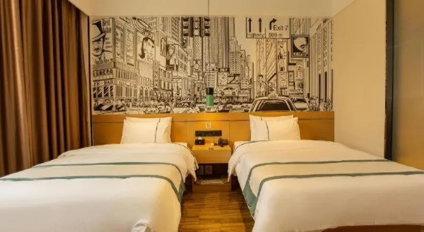 Bed in City Comfort Inn Shaoguan Biguiyuan Phoenix City Gold Village