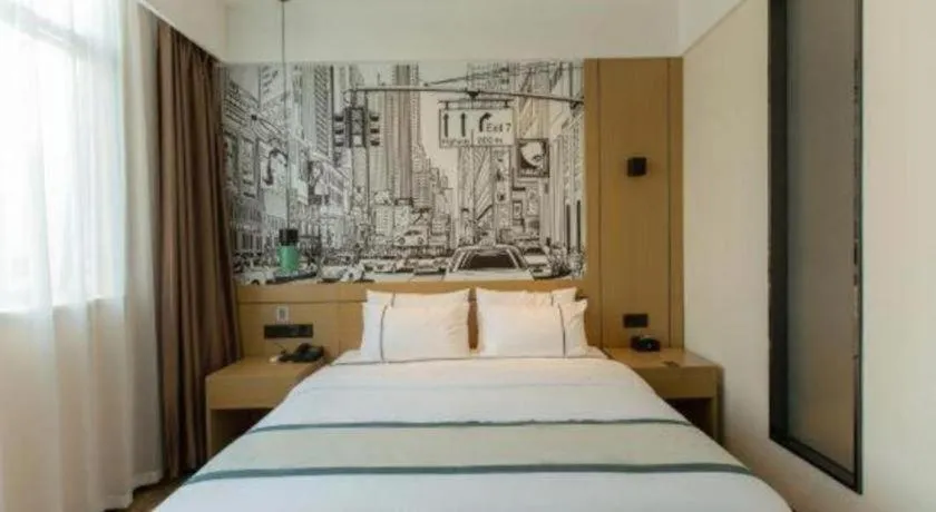 Bed in City Comfort Inn Shaoguan Biguiyuan Phoenix City Gold Village