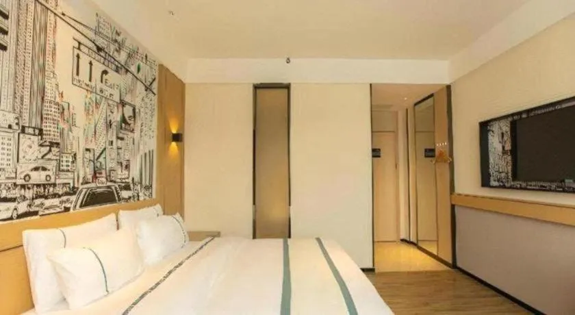 Bed in City Comfort Inn Shaoguan Biguiyuan Phoenix City Gold Village