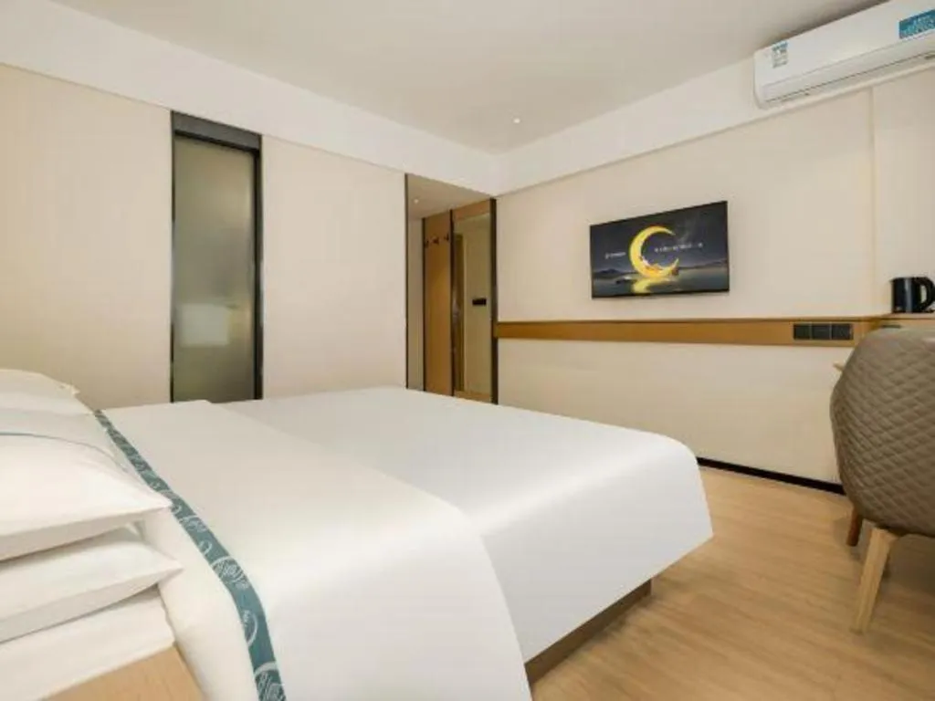 Bed in City Comfort Inn Wuzhou Sun Plaza Wanda