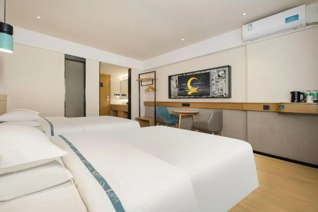 Bed in City Comfort Inn Wuzhou Sun Plaza Wanda