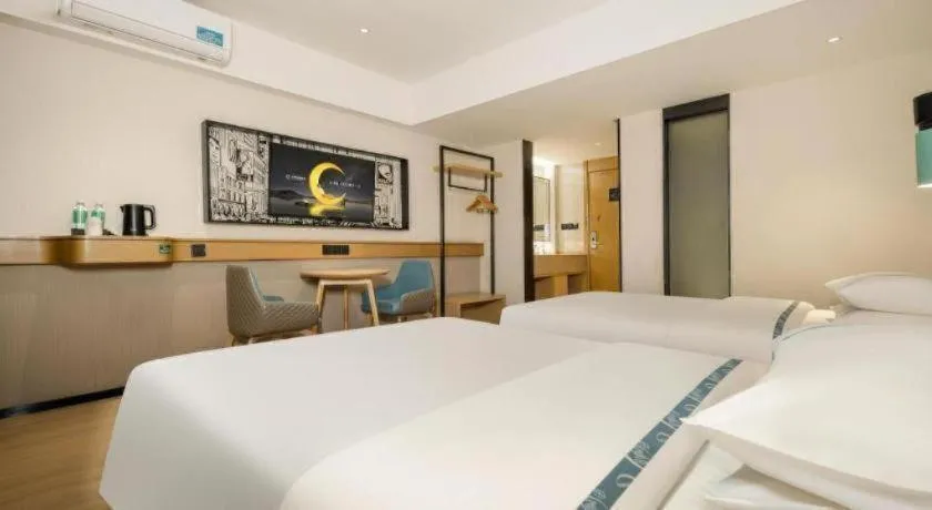 Bed in City Comfort Inn Wuzhou Sun Plaza Wanda