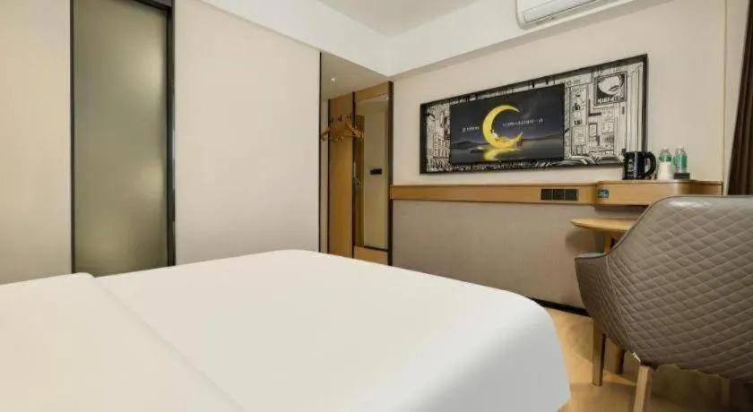 Bed in City Comfort Inn Wuzhou Sun Plaza Wanda