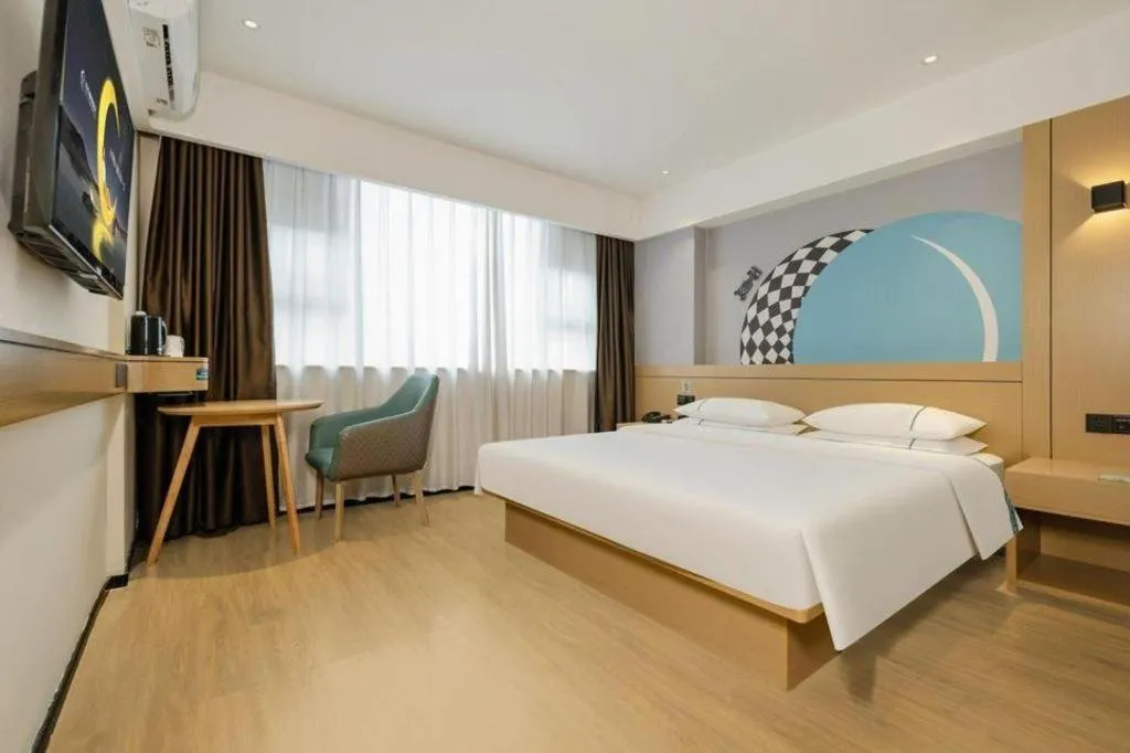 Bed in City Comfort Inn Wuzhou Sun Plaza Wanda