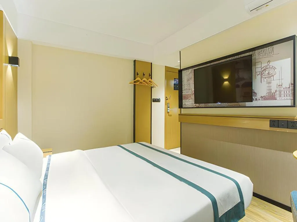 Bed in City Comfort Inn Wuzhou Sun Plaza Wanda