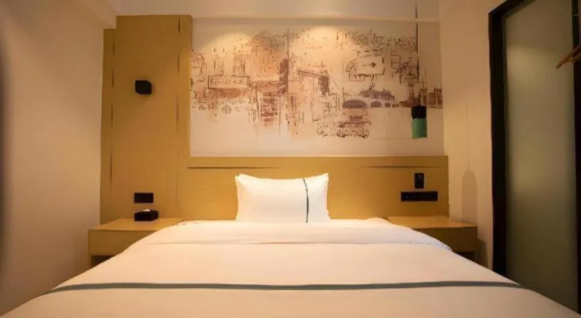 Bed in City Comfort Inn Huaihua East Station