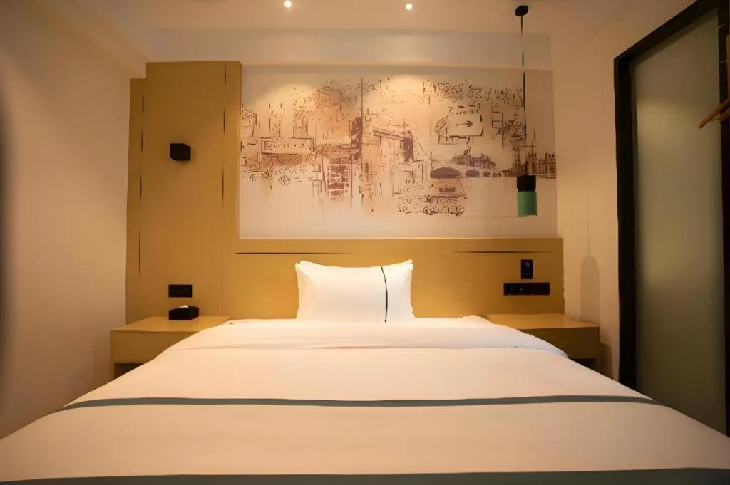 Bed in City Comfort Inn Huaihua East Station