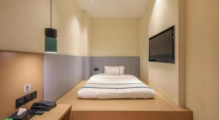 Bed in City Comfort Inn Wuhan Optics Valley Technology Exhibition Center