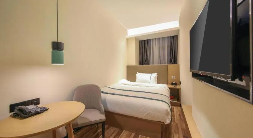 Bed in City Comfort Inn Wuhan Optics Valley Technology Exhibition Center